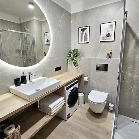 شقة Pine Point With Shared Pools, Jacuzzi, Sauna & Gym شكلارسكا بوريبا