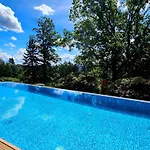 Apartamento Pine Point With Shared Pools, Jacuzzi, Sauna & Gym