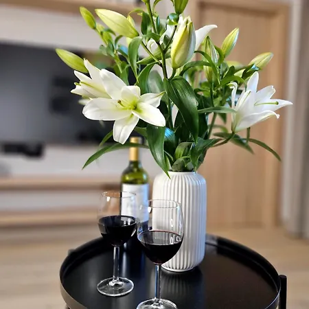 아파트 Pine Point With Shared Pools, Jacuzzi, Sauna & Gym