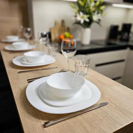 Pine Point With Shared Pools, Jacuzzi, Sauna & Gym Apartament